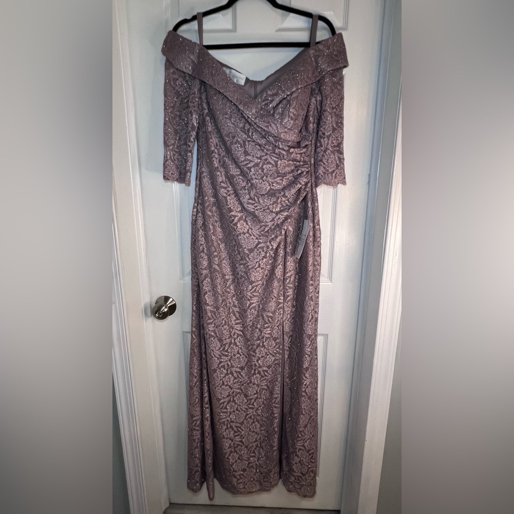 David’s Bridal  Off-the-Shoulder V-Neck Ruched Lace Gown‎ Dress Size 12 NWT - Picture 2 of 12